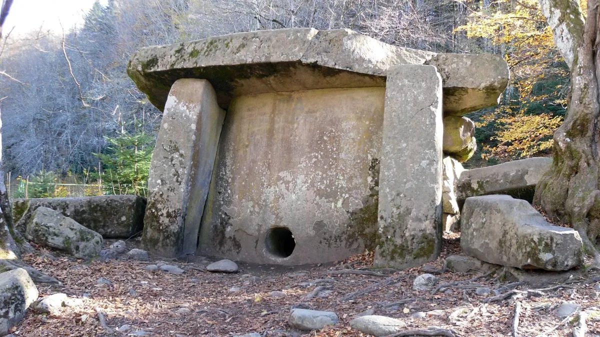 Крымские дольмены: могилы древних людей или места силы для исполнения желаний?