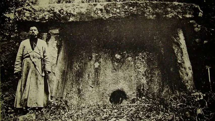 Фотография дольмена с начертаниями на боковой плите в ущелье р. Адегой близ станицы Шапсугской