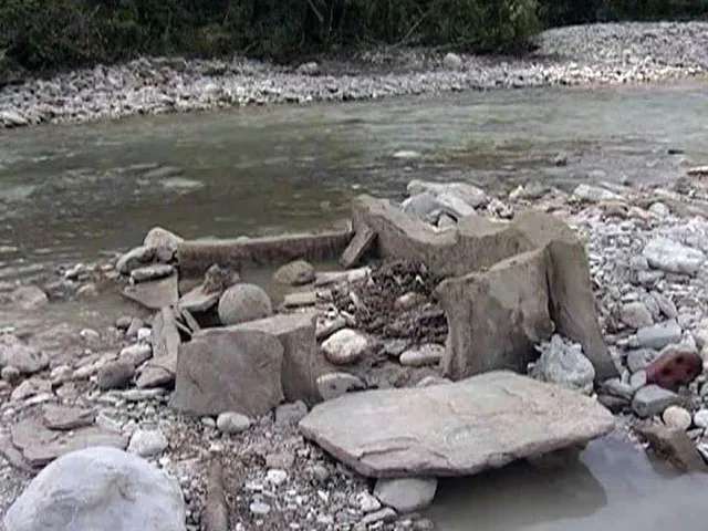 Дольмен Шепси до начала археологических работ, на заднем плане видна река Шепси