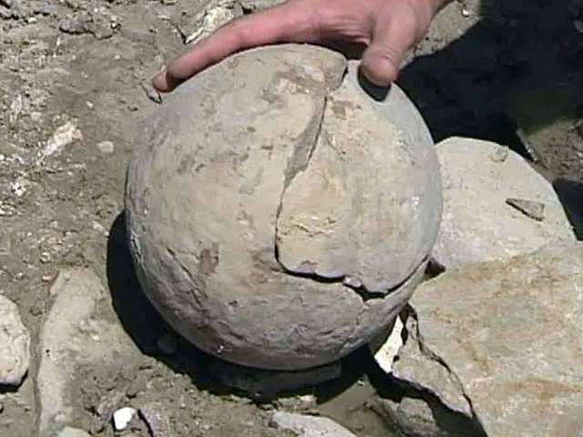 Каменный шар из дольмена Шепси.