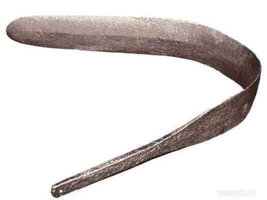 Согнутый бронзовый меч, найденный в урочище Клады, на сегодняшний день самый древний.