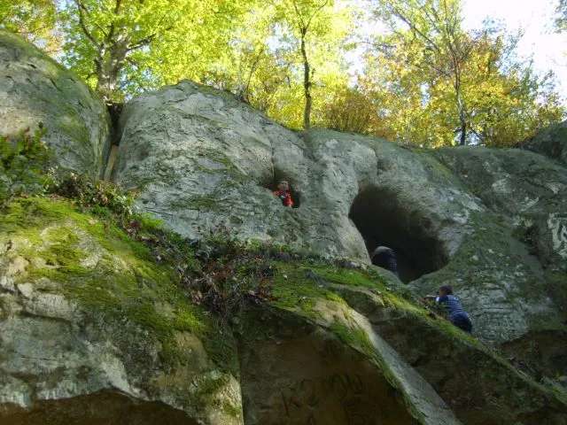 Вид на вход во 2-ю Богатырскую пещеру, расположены у города Горячий Ключ.