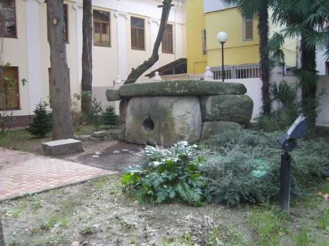 Общий вид места расположения составного дольмена у здания музея истории города Сочи.