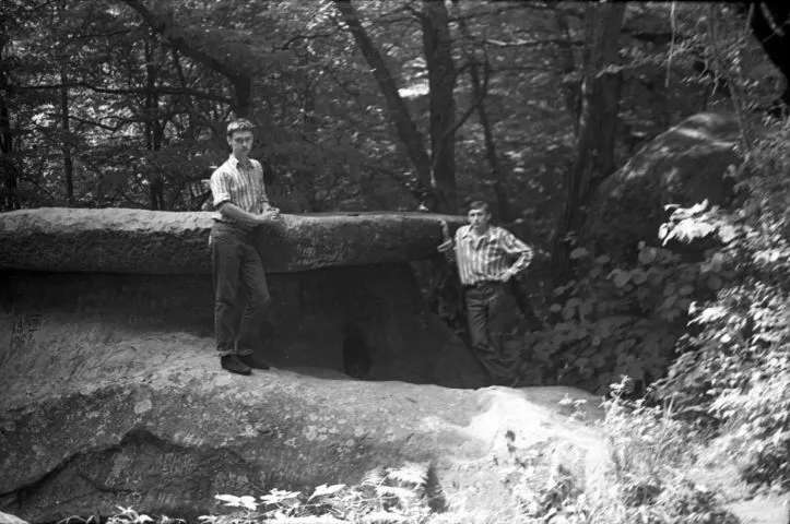Большой корытообразный дольмен с ложным порталом, находится на горе Богатырка. Лето 1972 г.