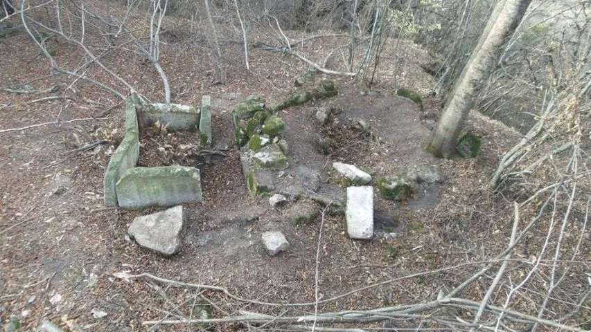 Фото Чегемской гробницы у села Лечинкай.