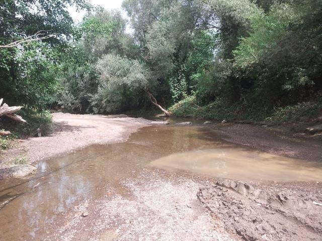 Река Ахтырь в районе посёлка в период летней межени