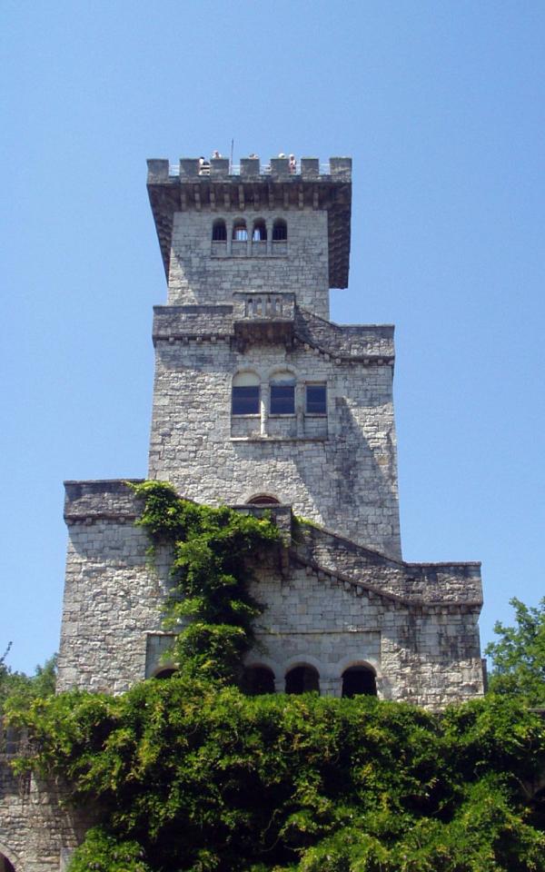 Башня Ахун летом 2004 г.