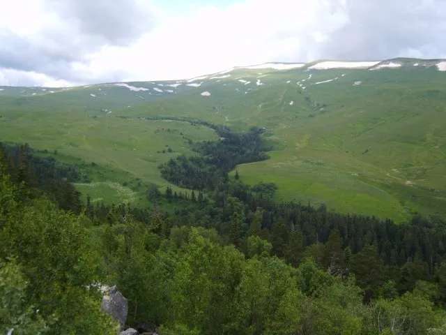 Вид на истоки реки Курджипс с Азишского перевала в летний период