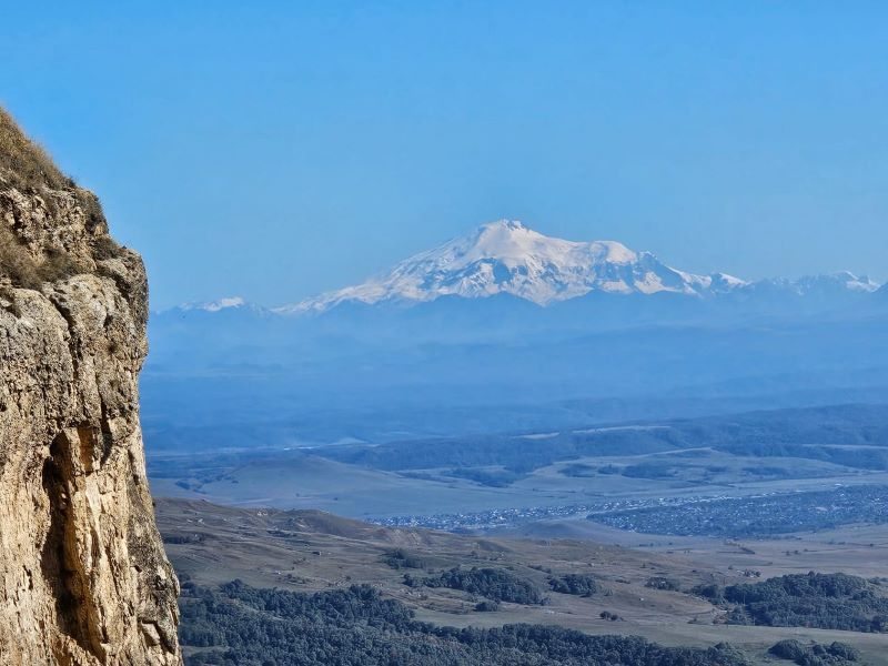 Вид с горы Баранаха на гору Эльбрус