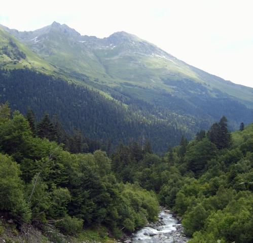 Долина реки Малая Лаба, на заднем плане расположен южный склон горного массива Челипси