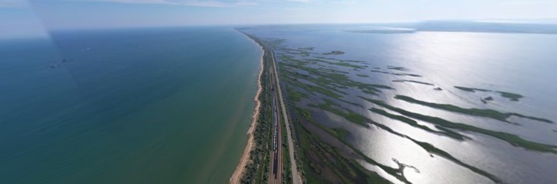 Аэрофотоснимок косы Чушка: справа Таманский залив, слева Керченский пролив, вид сверху