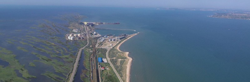 Аэроснимок юго-западной оконечности косы Чушка, видны сооружения порта Кавказ