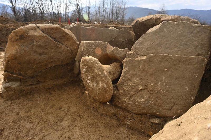 Раскопанные археологами дольмены на Дегуакской поляне в 2024 г.