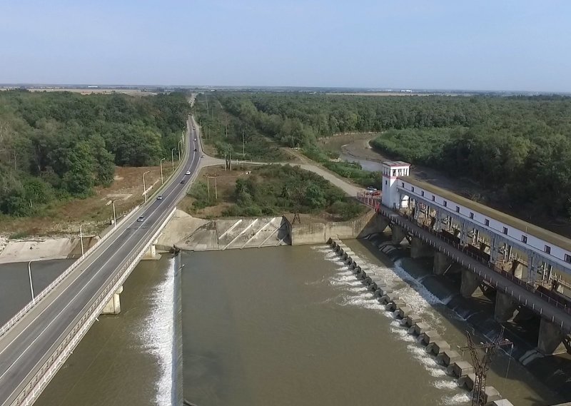 Плотина головного узла Белореченской ГЭС на реке Белой