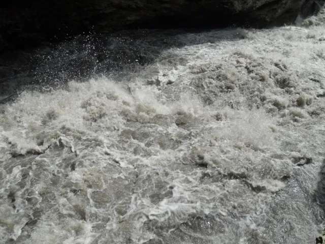 Река Белая в верхней части Хаджохской теснины во время паводка