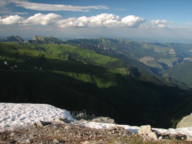В левой части фото на горизонте виден горный массив Ачешбок