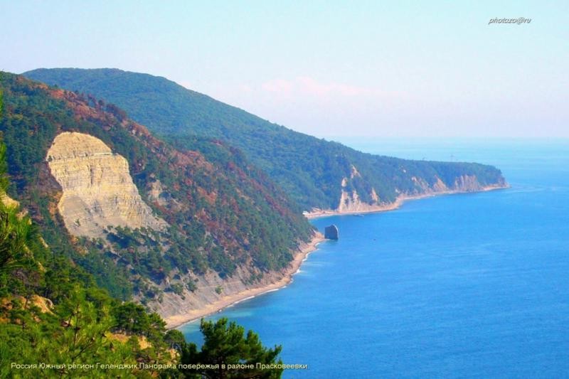 Панорама побережья от Джанхота до Прасковеевки Вид на побережье от Джанхота до Прасковеевки, скала Парус и мыс Идокопас, фото со склона горы Святой Нины