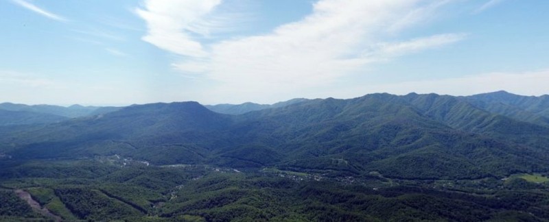 Вид с высоты птичьего полёта на склон горы Индюк