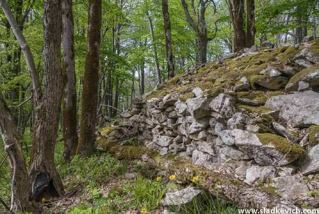 Каменные кладки на склонах горы Каменные кладки на склонах горы