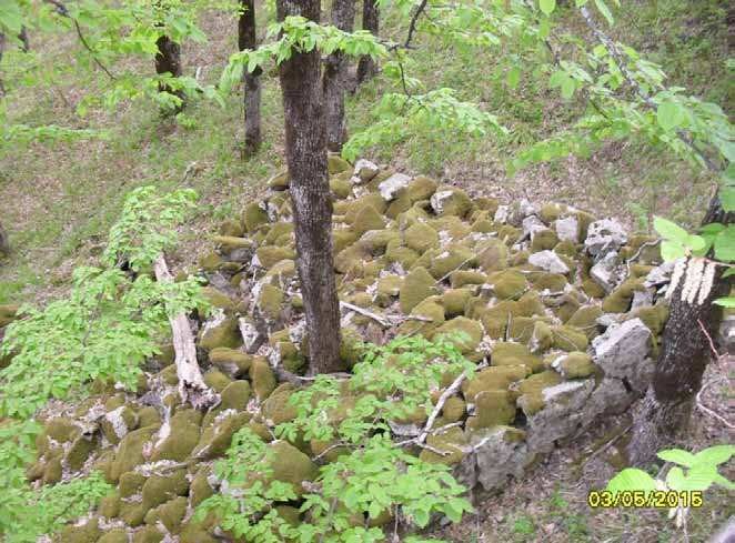 Каменная конструкция на спуске к ручью Каменная конструкция на спуске к ручью