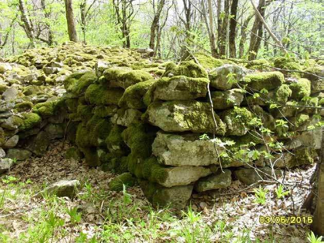 Каменное сооружение на верхней площадке Каменное сооружение на верхней площадке