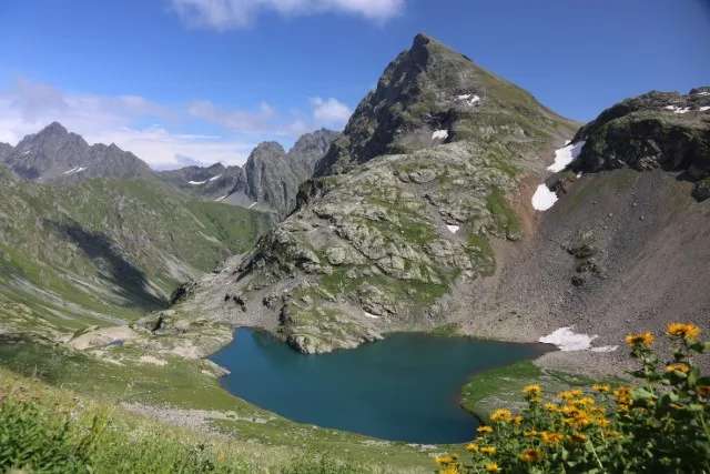 На переднем плане озеро Верхний Кардывач, за ним массив гора Лоюб.