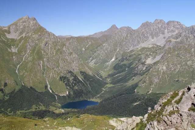Вид с отрога горы Кутехеку, на панораму горного узла Кардывач
