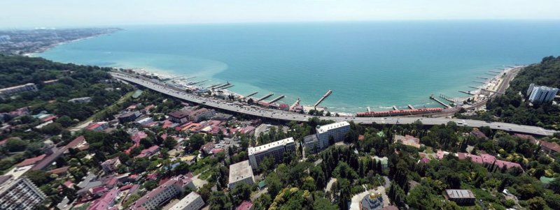 Аэрофотоснимок бухты Хоста 2021 года, виден Хостинский автодорожный мост вдоль берега