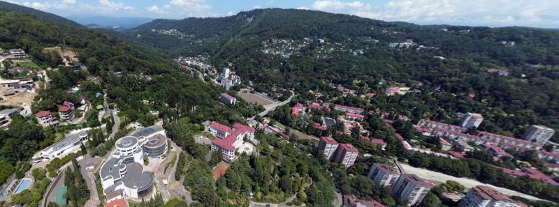 Аэрофотоснимок долины реки Хоста 2021 года, вид на первое ущелье реки за южной окраиной курортного посёлка