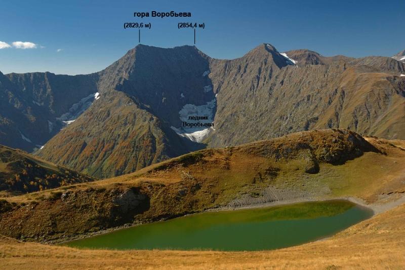 Вид с хребта Уруштен на массив горы и ледник Воробьёва