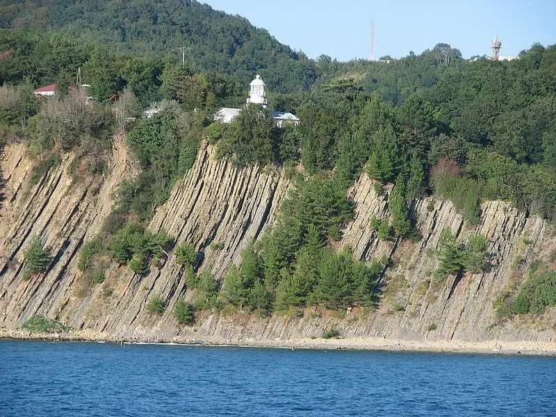 Кодошский маяк, виднеется из-за сосен, украсивших Кодошские скалы, как бахромой