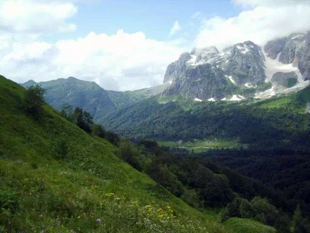 Лагонакское нагорье. Вид с Армянского перевала на гору Фишт.