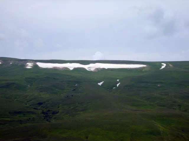 Лагонакское нагорье. Вид с Азишского перевала на снежник Летучая Мышь