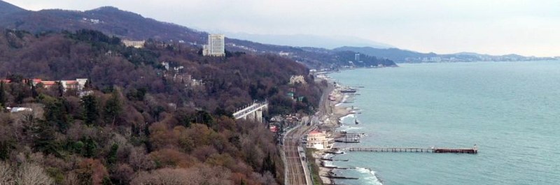 Панорамный вид с северо-запада на устье реки Мацеста, автодорожный и ж/д мосты, ротонда и причал