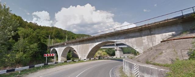 Железнодорожный мост через реку Пшиш у входа в Навагинский туннель