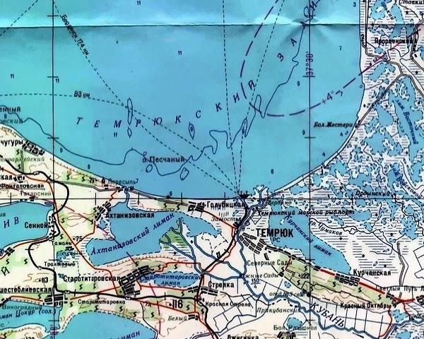Карта 1988 г., где виден «трезубец» состоящий из русел реки Кубань (Петрушин рукав), Переволоки и Казачьего ерика. Карта 1988 г., где виден «трезубец» состоящий из русел реки Кубань (Петрушин рукав), Переволоки и Казачьего ерика.