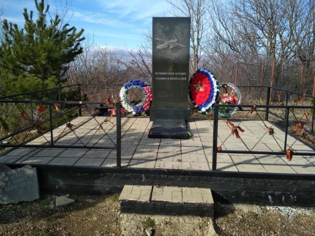 Памятник лётчикам на горе Собер-Баш