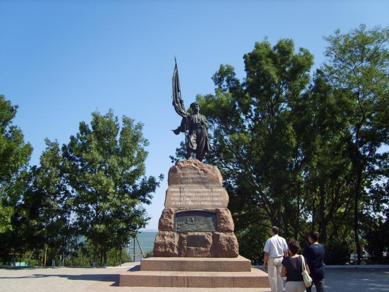 Памятник казакам черноморцам в станице Тамань на берегу Таманского залива
