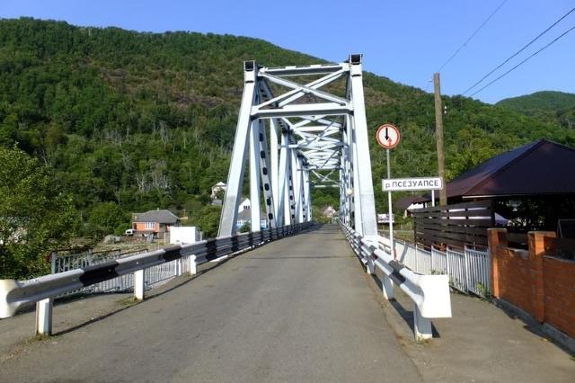 Мост через реку Псезуапсе у аула Тхагапш
