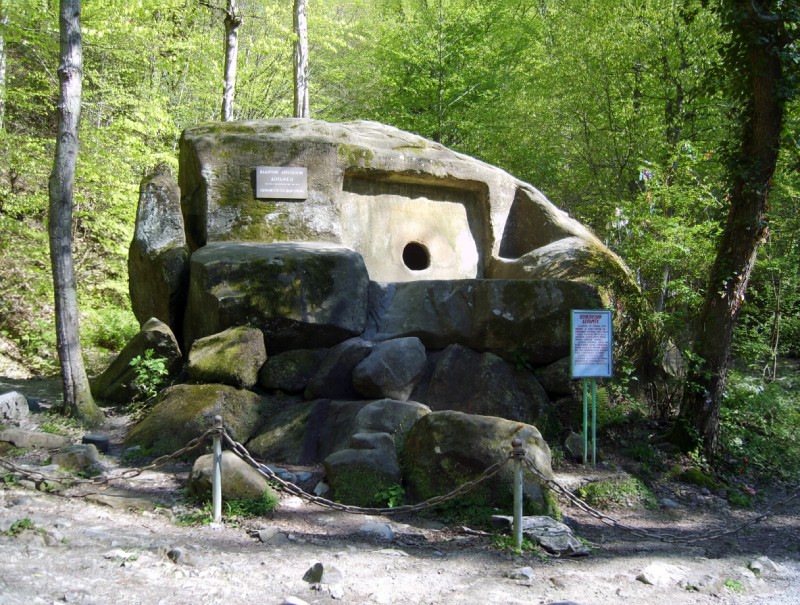 Волконский дольмен-монолит