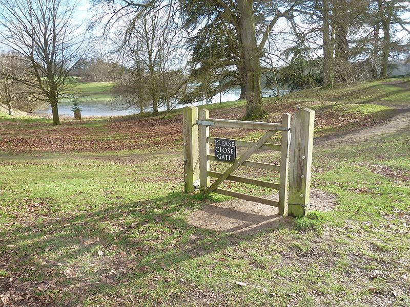 Ворота в английском парке с надписью «Пожалуйста , закройте ворота»