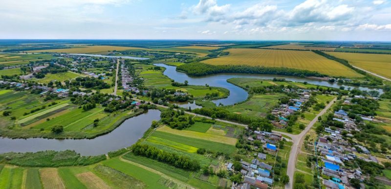Вид с северной стороны на реку Средний Зеленчкук, где расположена станица Алексее-Тенгинская